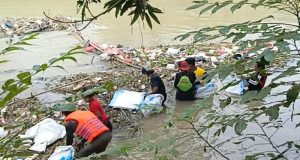 Rehab Kali Cikarang Rutin Edukasi Warga Bersihkan Sampah Aliran Sungai