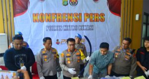 Wakapolres Metro Bekasi Pimpin Konferensi Pers Keberhasilan Ungkap Kasus Penganiayaan Pelajar yang Menyebabkan 1 Orang Meninggal Dunia