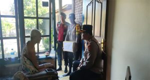 Kapolsek Gilimanuk Bagikan Bantuan Tali Kasih kepada Lansia Patah Tulang Kaki dan Tangan Di Penginuman