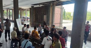 Kapolsek Gilimanuk Jalin Komunikasi dengan Sopir Angkutan di Terminal Gilimanuk Melalui Program “Jumat Curhat”