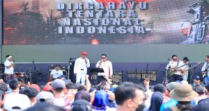 HUT ke-79 TNI, Panglima dan Kapolri Hibur Warga dengan Nyanyi Bareng