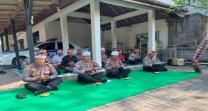 Polsek Kawasan Pelabuhan Gilimanuk Gelar Persembahyangan Bersama Untuk Pilkada Damai di Pura Padmasana