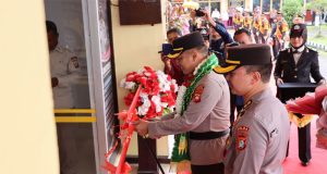 Tradisi Adat Dan Pedang Pora Sambut Kapolres Ketapang Yang Baru