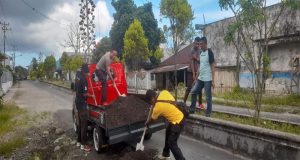 Kapolsek Lirung Ipda E.V.Gagola,SH. Bersama Personil Perbaiki Jalan Berlubang Di Lirung Untuk Mengantisipasi Terjadinya Kecelakaan