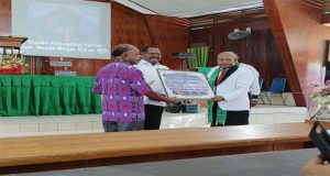 Otto Mahuze Ketua Andalas resmi melaporkan calon Bupati Petahana Ke Bawaslu Kabupaten Nabire