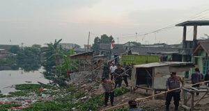 Sampah Pasar dan Eceng Gondok kali Blancong di Bersihkan 2000 Warga Tarumajaya