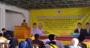 Calon Bupati KBB, Edy Rusyandi, bersama kader partai Golkar Dapil 2