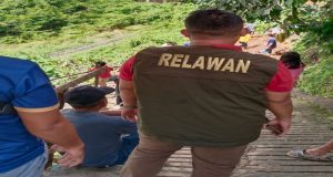 Hujan deras Mengakibatkan Longsor di Kelurahan Teluk Bayur