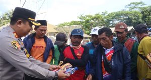 Kapolres Sukabumi Berikan Bantuan Makanan Ringan dan Minuman kepada Warga yang Terjebak Badai Ombak