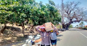 Bhabinkamtibmas Kelurahan Gilimanuk Bersinergi dengan Umat Hindu dalam Kegiatan Piodalan di Pura Puseh