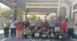 Kapolsek Kawasan Pelabuhan Gilimanuk Bagikan Kaos Dan Senter Untuk Linmas Sebagai Bentuk Apresiasi