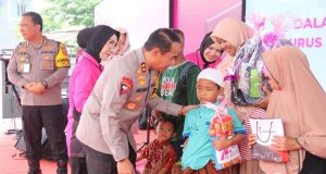 Bhakti Sosial dan Bhakti Kesehatan Hari Kesatuan Gerak Bhayangkari Polda Sumsel, Berangkatkan Umroh Penggali Kubur dan Pemandi Jenazah, Bedah Rumah Hingga Bantuan Kursi Roda