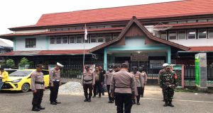 Personil OMP Polres Singkawang Lakukan Pengamanan kampanye Paslon 03 di Pasar Beringin Singkawang