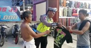 Aksi Peduli Aipda Harry: Bantu ODGJ dengan Pakaian di Tengah Tugas Satlantas Polres Landak