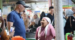Serap Aspirasi Pedagang, Mahyeldi Blusukan ke Pasar Simpang Haru