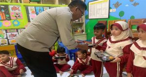 Siswa Paud Dapatkan Makan Bergizi Gratis dari Kapolsek dan Danramil Pelabuhanratu
