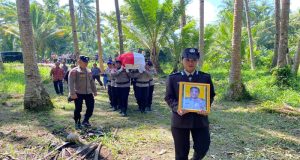 Beri Penghormatan Terakhir, Kapolres Talaud Irup Upacara Pemakaman Anggotanya