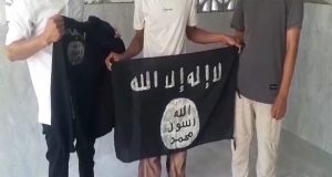 Atribut ISIS Hingga Amunisi Diserahkan Eks Simpatisan MIT dan Masyarakat Poso