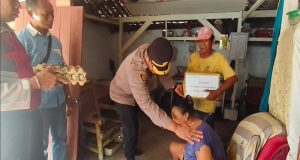 Sosok Kapolsek Berikan Tali Kasih Kepada Warga Yang 20 Tahun Mengalami Stroke
