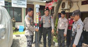 Kapolsek Kawasan Pelabuhan Gilimanuk Terima Alat SecDoor untuk Perketat Pemeriksaan Masuk Bali