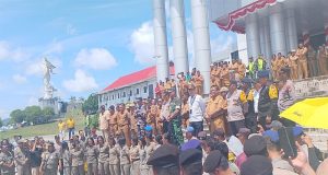 Polisi dan TNI, Pengamanan Aksi Unjukrasa Perangkat Desa di Talaud