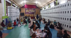 Ketua Bawaslu Buol Awasi Sortir dan Pelipatan Surat Suara di Gudang KPU