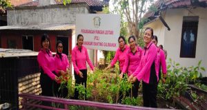 Bhayangkari Ranting Gilimanuk Laksanakan Penanaman Sayur dan Perawatan Tanaman untuk Dukung Ketahanan Pangan