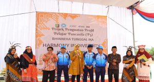 Kepsek SMAN 1 Air Naningan Hairani Melepas Siswa Didiknya Dalam Ajang PopNas