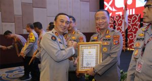 Anev Konsolidasi Divhumas Polri 2024, Kabidhumas Polda Sulteng Terima Penghargaan Amplifikasi Terbaik Zona 3