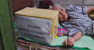 Kepedulian Kapolsek Gilimanuk Terhadap Warga Lansia dan Kurang Mampu, Berikan Bantuan Talikasih di Asih Barat