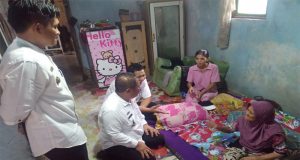 Kepala Dinas Sosial Kabupaten Tanggamus Realisasikan Bantuan Kursi Roda Kakon Karang Sari dan Warga Ucapkan Apresiasi