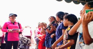 Ketum Bhayangkari Juliati Sigit Prabowo Tinjau Dua Posko Pengungsian Bencana Erupsi Gunung Lewotobi