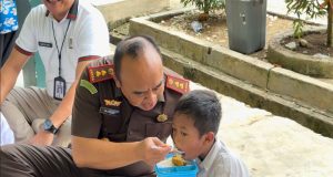 Kejaksaan Negeri Rokan Hulu Gercep Memberikan 150 Paket Makan Siang 4 Sehat 5 Sempurna Gratis Kepada Siswa Sekolah Dasar