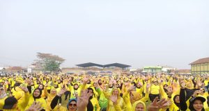 HUT Partai Golkar ke 60 Tahun Adakan Senam Bersama di Hadiri Ribuan Masyarakat di Lapangan Bola Wangun Jaya