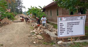 Realisasikan Dana Desa Tahap Ke 2 Tahun 2024 Untuk Pembangunan Drainase Dan Pengerasan Jalan Lapen