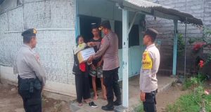 Kapolsek Gilimanuk Berikan Bantuan Tali Kasih di Lingkungan Asri Timur Gilimanuk