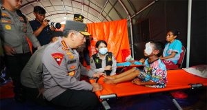 Tinjau Posko Pengungsian Erupsi Lewotobi, Kapolri Pastikan Pelayanan dan Kebutuhan Warga