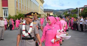 Tinggalkan Polda Sulteng, Brigjen Pol Soeseno Noerhandoko Dilepas dalam Prosesi Tradisi Pedang Pora