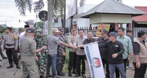 Pastikan Mendapat Pengawalan Ketat Dari Kepolisian, Kapolres Ketapang Lepas Pendistribusian Logistik Pemilihan Umum Kepala Daerah Tahun 2024