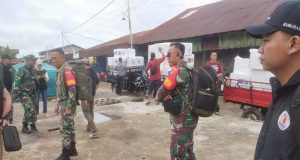 Babinsa Koramil Teluk Pakedai Kawal Pendistribusian Logistik Pilkada 2024