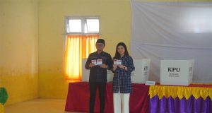 Menyalurkan Hak Suara di TPS 02, YPN Optimis Menangkan Pilkada OKU