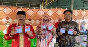 Calon Bupati Pidie H. Sarjani Abdullah Bersama Keluarga Memberikan Hak Suaranya di Pemilu 2024