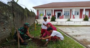 Koramil Parungkuda Bekerjasama Dengan SD Negeri Kerenceng Dalam Penghijauan Taman Sekolah