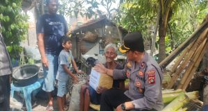 Kegiatan Sosial Terhadap Lansia yang Stroke, Kapolsek Gilimanuk Berikan Bantuan Talikasih di Lingkungan Arum Timur Gilimanuk