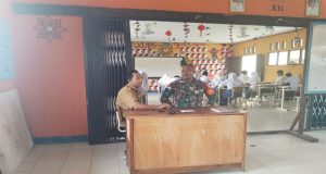 Babinsa Temajuk Bantu Tenaga Pengajar Awasi Ulangan Semester Ganjil SMAN 2 Paloh