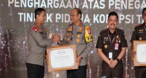 Kapolda Kalbar dan Kapolres Ketapang Raih Penghargaan Terbaik Pertama Atas Penegakan Hukum Tindak Pidana Korupsi Oleh Kepolisian RI Pada Puncak Peringatan Hakordia Tahun 2024 Di Gedung KPK RI