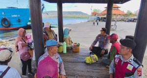 Wujudkan Ketahanan Pangan, Kapolsek Gilimanuk Jalin Komunikasi dengan Pedagang Asongan Pelabuhan melalui Program “Jumat Curhat”