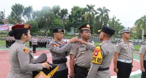 Kapolres Landak Pimpin Upacara Kenaikan Pangkat 17 Personel Dilapangan Mapolres