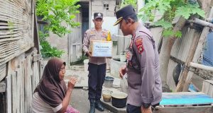 Kapolsek Kawasan Pelabuhan Gilimanuk Laksanakan Giat Tali Kasih, Bantu Warga Yang Rumahnya Roboh Akibat Kayu Lapuk