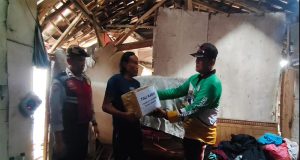 Kunjungi Lansia Kurang Mampu Dalam Program “Minggu Kasih” Kapolsek Kawasan Pelabuhan Gilimanuk Berikan Tali Kasih